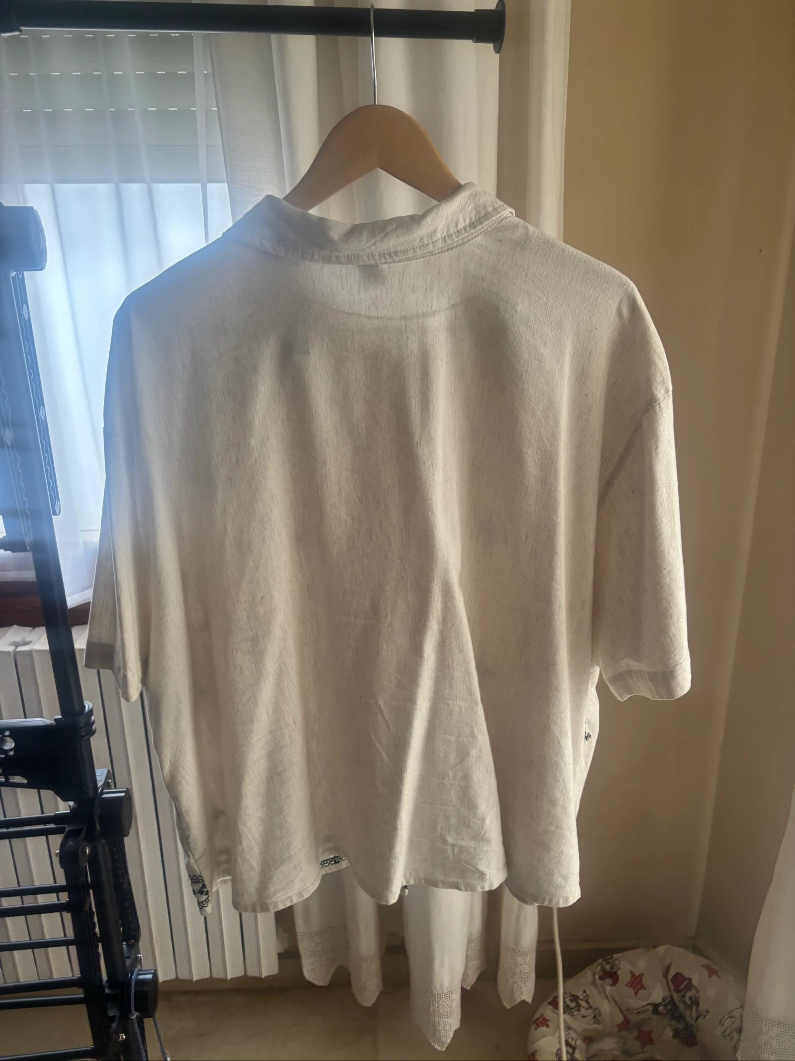 Camisa beige con decorados negros  – photo 7
